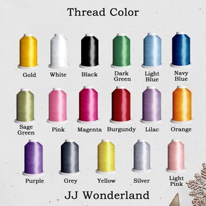 Puede incluir: Una tabla de colores de hilo con los nombres de cada color. Los colores incluyen dorado, blanco, negro, verde oscuro, azul claro, azul marino, verde salvia, rosa, magenta, burdeos, lila, naranja, morado, gris, amarillo, plata y rosa claro. El texto "JJ Wonderland" est&aacute; en la parte inferior de la tabla.