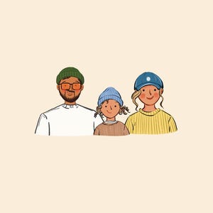 Könnte beinhalten: Illustration einer dreiköpfigen Familie. Der Vater trägt eine grüne Mütze und eine Brille, das Kind trägt eine blaue Mütze und die Mutter trägt eine blaue Baseballkappe. Alle drei tragen Pullover. Der Hintergrund ist einfarbig beige.