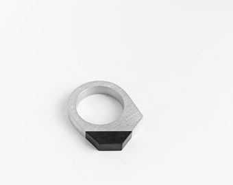 Asymmetric ring in waste black marble and aluminium. Unisex ring with black natural stone. Single piece. Size ITA 17 - US 8