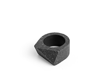 Black concrete ring. Faceted ring. Avant-garde unisex ring. Measurements ITA 10 | 12 | 15 | 17 | 20 | 23 - US 5 | 6 | 7 | 8 | 9 | 10