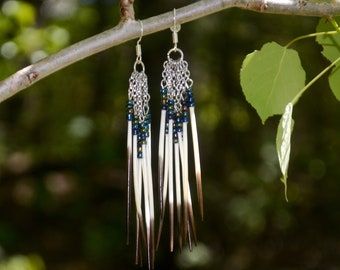 Boucles d'oreilles pendantes noires arc-en-ciel et véritable plume de porc-épic - perles noires arc-en-ciel - super légères - faites main - argent sterling