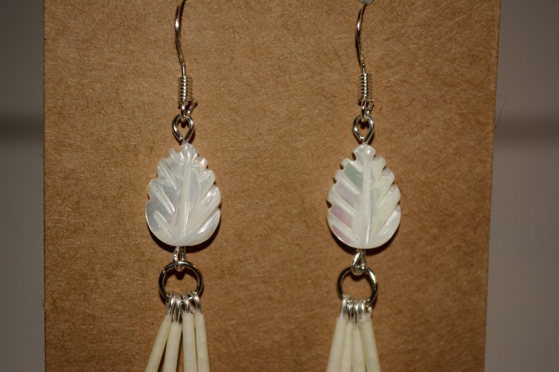 Boucles d'oreilles en coquillages sculptés en nacre et plume de porc-épic, au choix lune ou feuille, véritables plumes de porc-épic image 3