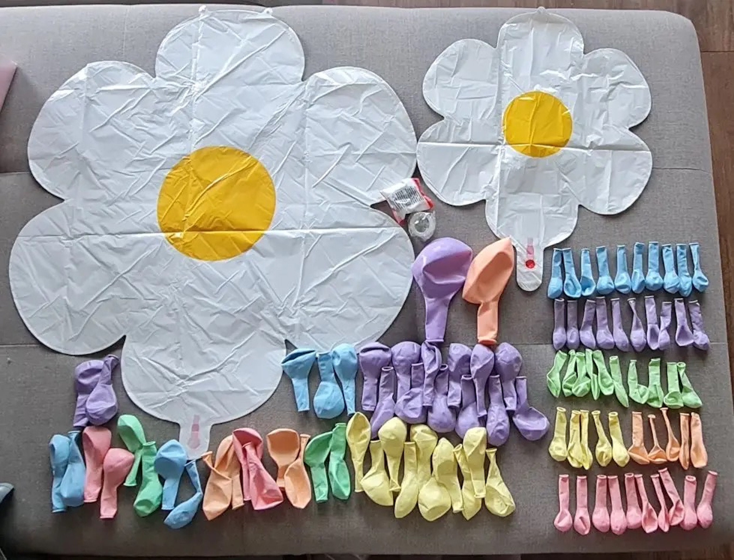 Kit Decorazione Compleanno Bambini Con Ghirlanda Margherite E 12 Palloncini Pastello (Bianco, Rosa, Menta)