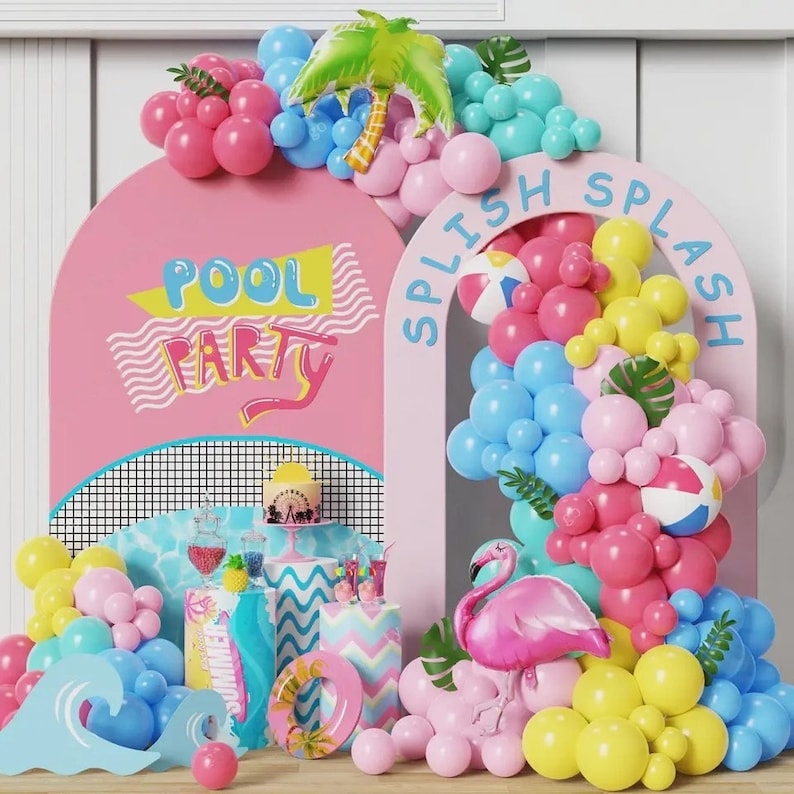 Peut inclure: Arche de ballons rose et bleu avec les mots "Splish Splash" et "Pool Party" dans une police r&eacute;tro. L'arche est d&eacute;cor&eacute;e de feuilles de palmier, d'un flamant rose et d'un ballon de plage.