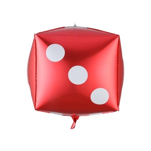 K&ouml;nnte beinhalten: Roter Folienballon in Form eines W&uuml;rfels mit drei wei&szlig;en Punkten.