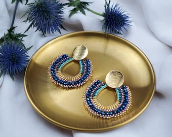 PEÑOL | Statementohrring bunte Glasperlen Edelstahlstecker, Ohrringe mit Farbverlauf Gold Blau Türkis, Ohrrig Tropfenform, Statement Ohrring