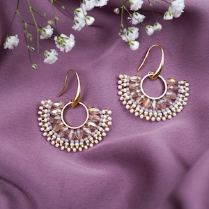 PERLA | 18 carat gold-plated fan earring made of rose gold mother-of-pearl glass beads