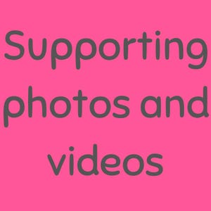 Op de afbeelding: Tekst op een roze achtergrond die "Supporting photos and videos" luidt.