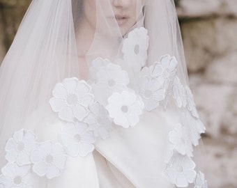 Double Layer Bold Floral Trimmed Veil