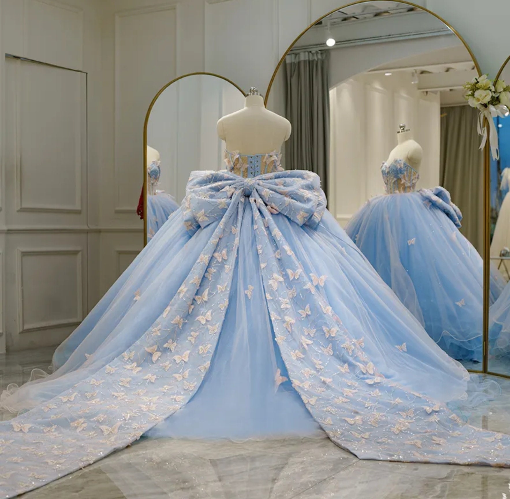 Vestido de quincea era con forma de mariposa y cuentas m ltiples