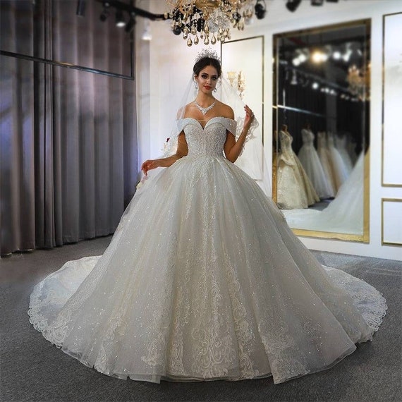 Precioso vestido de novia de baile de princesa con apliques de