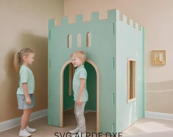 Può includere: Una casetta gioco verde chiaro con un design a castello, con una porta arrotondata e una finestra. Il testo "SVG ALPDF DXF PLAYHOUSE PLANS CNC-CUT" è visualizzato in basso. Due bambini sono in piedi vicino alla casetta.