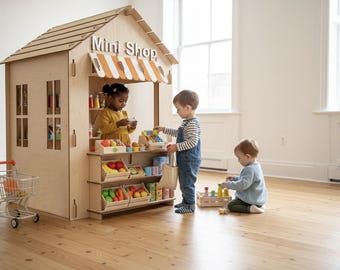 Può includere: Un mini negozio di giocattoli in legno con una tenda a strisce e la scritta "Mini Shop" sopra l'apertura. Il negozio ha scaffali pieni di frutta, verdura e altri alimenti giocattolo. I bambini giocano con il negozio e i suoi accessori.