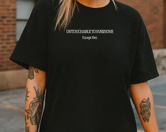 Intoccabile per tutti tranne che per lei, Touch Her Die Energy, Maglietta grafica romantica, Regalo libro