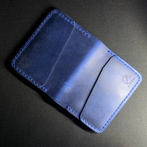 Porta-cartões feito à mão em couro natural / azul