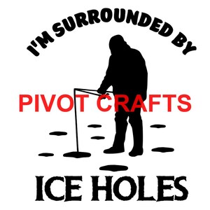 Peut inclure: Graphique noir et blanc avec le texte "I'M SURROUNDED BY" au-dessus d'une silhouette d'une personne pêchant sur glace. Le texte "PIVOT CRAFTS" est en rouge, et "ICE HOLES" est en dessous.