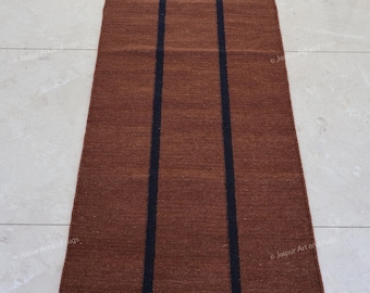 Alfombra de escalera marrón y negra en tonos tierra, de lana premium de inspiración sueca. Hecha a mano para decorar la cabecera y la entrada. Tamaños personalizados.