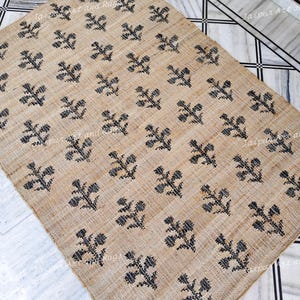 Tappeto in juta tessuto a mano: kilim in cotone con fiori neri, stile boho costiero