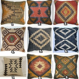 Puede incluir: Nueve almohadas cuadradas diferentes con varios patrones geométricos en tonos de marrón, beige, negro, rojo y azul. Las almohadas están numeradas del 1 al 9.