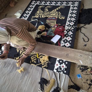 Alfombra negra de lana tejida a mano: Alfombra Kilim con diseño de tigre (1,2 x 1,8 m) imagen 7