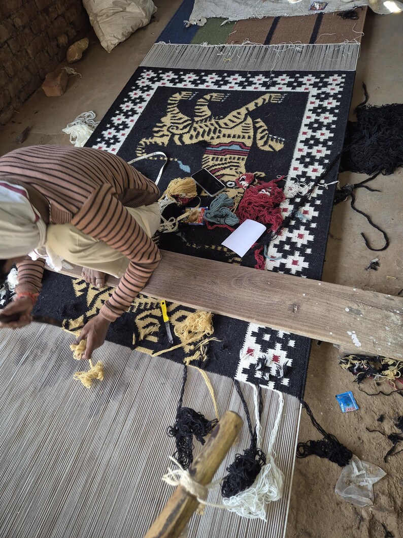 Alfombra negra de lana tejida a mano: Alfombra Kilim con diseño de tigre (1,2 x 1,8 m) imagen 7