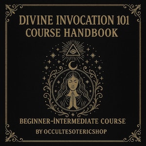 Może przedstawiać: Czarny podręcznik ze złotym tekstem i dekoracyjną obwódką. Na okładce widnieje napis "DIVINE INVOCATION 101 COURSE HANDBOOK" i znajduje się ilustracja kobiety, półksiężyca, gwiazd i symbolu oka. Widoczny jest również tekst "BEGINNER-INTERMEDIATE COURSE".