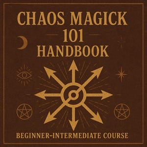 Puede incluir: Una cubierta de libro marrón con texto dorado que dice "Chaos Magick 101 Handbook" y "Beginner-Intermediate Course". La cubierta también presenta una luna creciente dorada, un ojo dorado, una estrella dorada y una estrella de ocho puntas dorada con flechas apuntando hacia afuera.