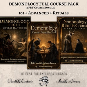 以下が含まれることがあります： Demonology 101、Demonology Advanced Course、Demonology Rituals Courseと題された3つのPDFコースハンドブックのデジタルバンドル。各表紙には、キャンドルの光の中で角のある存在と交流する人物を描いた、暗く雰囲気のあるイラストが施されています。