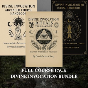 Op de afbeelding: Een bundel van drie handboeken met een occult thema. De covers bevatten illustraties van een oog in een driehoek, handen, manen en zonnen. Titels zijn onder meer "Divine Invocation" en "Rituals". De tekst "Full Course Pack Divine Invocation Bundle" staat onderaan.