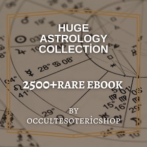 Op de afbeelding: Een afbeelding met een gedetailleerde astrologische kaart met de tekst "HUGE ASTROLOGY COLLECTION" en "2500+ RARE EBOOK". De witte tekst staat tegen een beige achtergrond met astrologische symbolen en graden. De winkelnaam "OCCULTESOTERICSHOP" is ook zichtbaar.