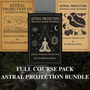 Könnte beinhalten: Ein Set aus drei Handbüchern zum Thema Astralprojektion. Die Cover zeigen Illustrationen von Himmelskörpern, Meditationsfiguren und Pyramiden. Die Titel lauten "Astral Projection 101", "Practical Course Handbook" und "Advanced Course Handbook". Das Set trägt die Bezeichnung "Full Course Pack Astral Projection Bundle."