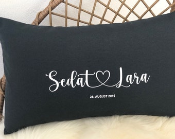 Könnte beinhalten: Ein dunkelgraues Kissen mit weißem Text, der "Sedat ♥ Lara 28. AUGUST 2016" lautet.