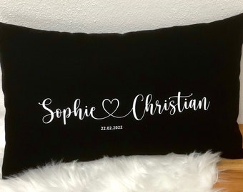 Könnte beinhalten: Schwarzes Kissen mit weißem Text, der "Sophie ♥ Christian 22.02.2022" lautet.