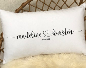 Könnte beinhalten: Weißes Kissen mit schwarzem, kursivem Text, der "madeline ♡ karsten" und das Datum "28.01.2022" lautet.