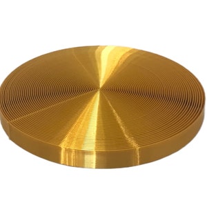 Puede incluir: Un rollo de cinta de gancho y bucle de color dorado, también conocida como Velcro, está enrollado en un círculo.