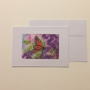 Tarjeta y sobre de acuarela con mariposa monarca sobre lila