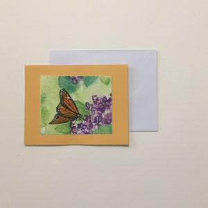Tarjeta y sobre de acuarela con mariposa monarca sobre lila