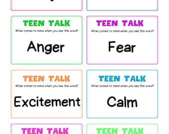 Puede incluir: Un conjunto de ocho tarjetas de expresión tituladas "TEEN TALK: EXPRESSION CARDS". Cada tarjeta presenta una emoción diferente: Alegría, Tristeza, Ira, Miedo, Emoción, Calma, Confusión y Orgullo. Las tarjetas son de varios colores.