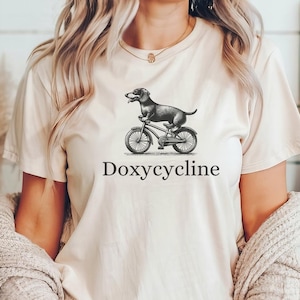 Camiseta con juego de palabras de farmacia de doxiciclina, Perro salchicha en bicicleta, Camisa divertida de farmacéutico, Camisa veterinaria, Regalo de tecnología veterinaria, Camiseta divertida de perro salchicha, Regalo
