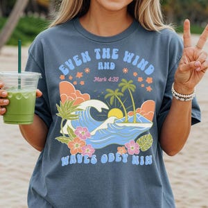 Zelfs de wind en de golven gehoorzamen hem christelijk shirt strandvibes, comfortkleuren christelijk T-shirt, trendy bijbelvers T-shirt, shirt geloof, oceaangolven
