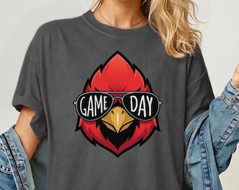 スポーツ好きのためのカーディナルズのマスコットゲームデーTシャツ、カーディナルズシャツ、学校マスコットシャツ、大学スポーツシャツ、スクールスピリットシャツ、ファンTシャツ