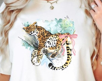 Chemise coquette à nœud léopard, chemise bohème léopard, t-shirt coquette à nœud rose, chemise douce époque époque fille, chemise BCBG, chemise léopard guépard, t-shirt ruban