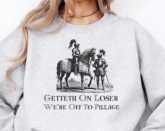 Könnte beinhalten: Grauer Pullover mit einer Schwarz-Weiß-Illustration von zwei Rittern zu Pferd. Der Text "Getteth On Loser We're Off To Pillage" ist unter der Illustration gedruckt.