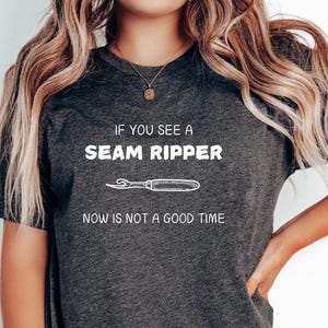 Camiseta con humor sobre costura, camiseta divertida con descosedores, regalo para costureras, regalo para acolchadores, camiseta divertida con costura, camiseta de punto de cruz, camiseta de acolchadores, tela