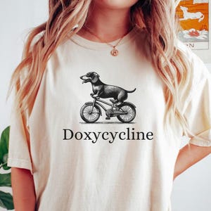 Camiseta con juego de palabras sobre farmacia canina con doxiciclina, camiseta de técnico de farmacia, camiseta divertida de farmacología, camiseta de farmacéutico, camiseta divertida de técnico veterinario de perro salchicha, doxi