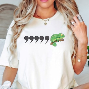 Camicia con testi divertenti Misheard, testi musicali, camicia divertente, regalo per gli amanti della musica, camicia gioco di parole, camaleonte virgola, camicia dicendo, camicia musicale anni '80
