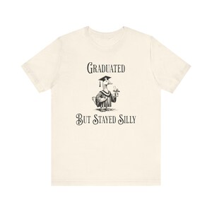 Graduiert aber geblieben Albern Shirt, Dumme Gans Shirt, lustiges grad Shirt, College High School Graduate Geschenk, lustiges Gans Shirt, Abschlussgeschenk Bild 6