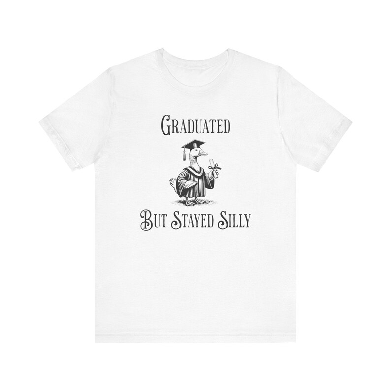 Graduiert aber geblieben Albern Shirt, Dumme Gans Shirt, lustiges grad Shirt, College High School Graduate Geschenk, lustiges Gans Shirt, Abschlussgeschenk Bild 3