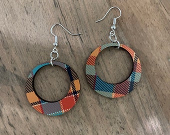 Multicolored wood hoop earrings