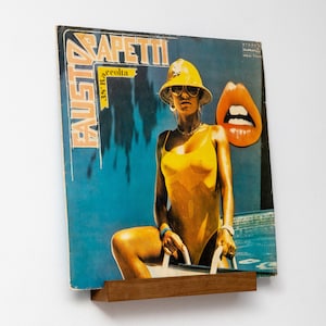 Może przedstawiać: Płyta winylowa z czasów vintage Fausto Papettiego zatytułowana "38° - Ecco la", przedstawiająca kobietę w żółtym stroju kąpielowym i grafikę z czerwonymi ustami.